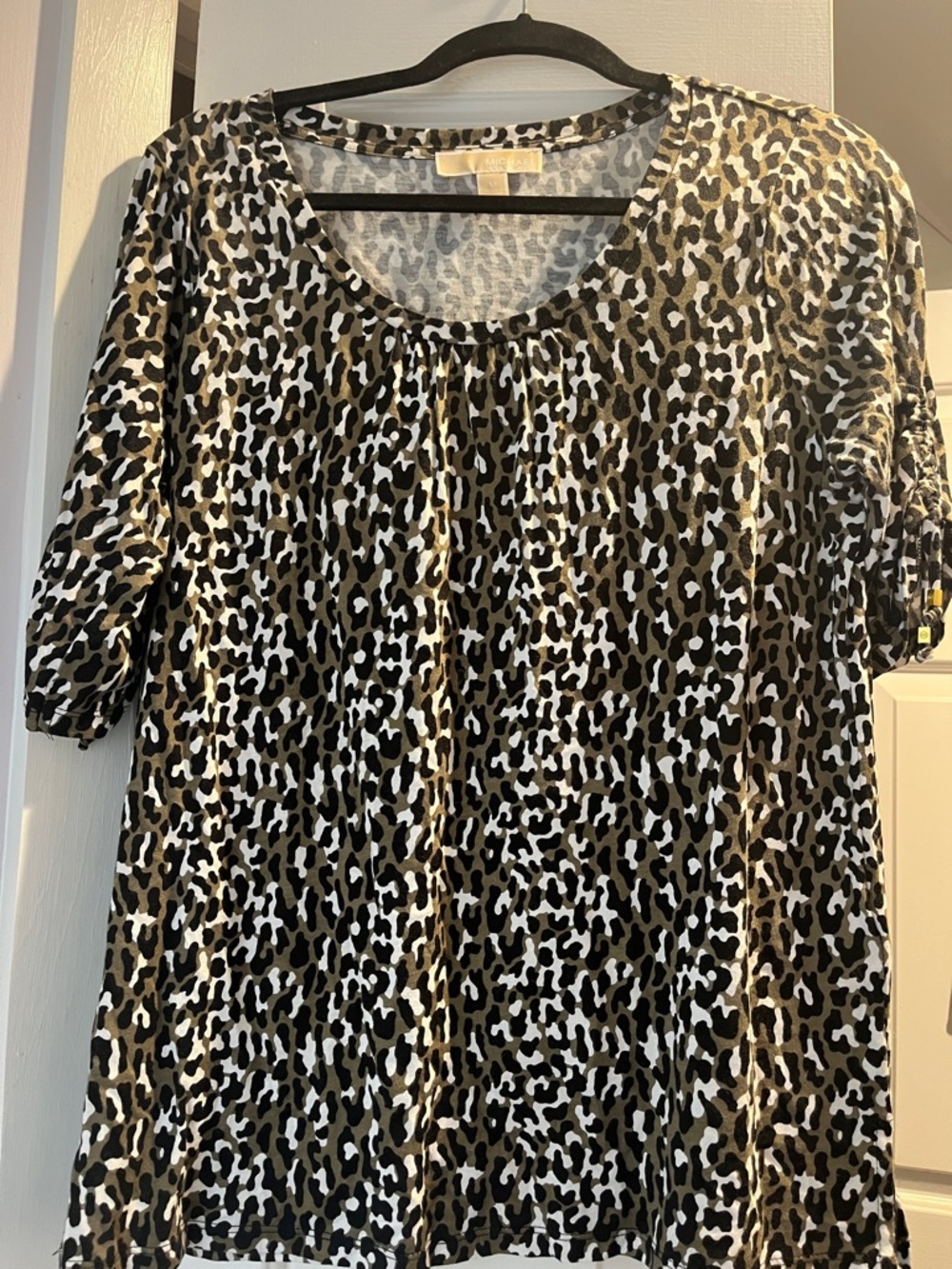 Michael Kors size M Women’s Olive and Black Leopard Print Scoop Neck Top EUC